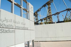 In questa e nelle altre immagini: la costruzione dello stadio di Khalifa, in Qatar, per i mondiali di calcio del 2022.