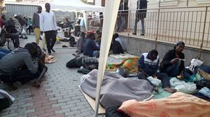 I primissimi momenti dell'accoglienza. Ora i 550 immigrati africani sono stati sistemati nella parrocchia di Sant'Antonio di Roverino.