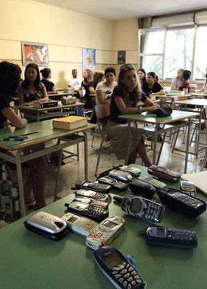 Telefonini requisiti in classe durante una prova di maturità di qualche anno fa (foto Ansa).