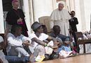 Il Papa: «Accogliamo tutti i profughi». E li porta con sé sul sagrato di San Pietro