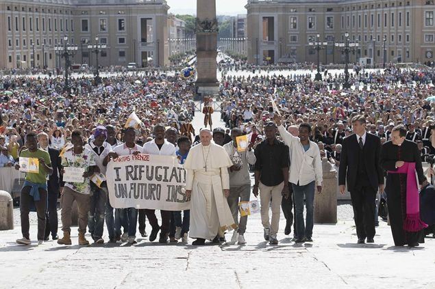 C'è un prete in piazza San Pietro. Vestito di bianco