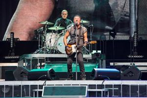 Un momento del concerto di Bruce Springsteen a San Siro il 3 luglio. Si replica martedì 5 e poi il 16 luglio al Circo Massimo di Roma
