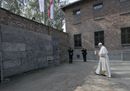 Il Papa in silenzio ad Auschwitz, le immagini più toccanti