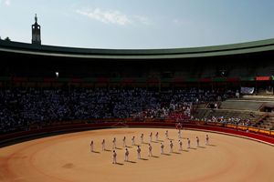 Un minuto di silenzio per Victor Barrio è stato osservato nell'arena durante la festa di San Firmino a Pamplona (foto Reuters).