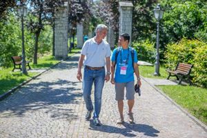 Il sindaco di Esino Lario, Pietro Pensa, con Tran Anh Th, geologo, arrivato dal Vietnam per il convegno (foto Ugo Zamborlini)