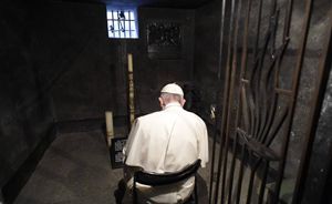 La preghiera silenziosa di papa Francesco ad Auschwitz nella cella di San Massimiliano Kolbe