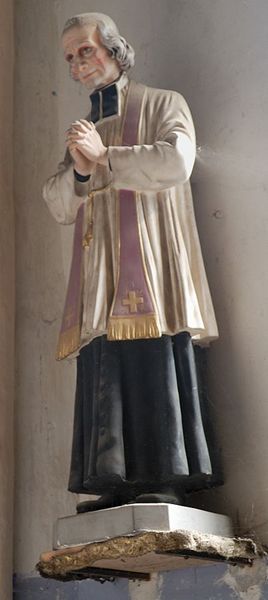 Una statua dedicata a San Giovanni Maria Vianney