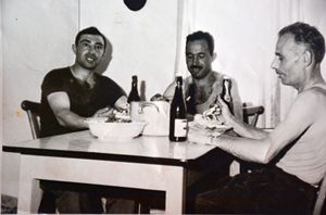 Antonio Iatarola e i compagni di baracca a cena.