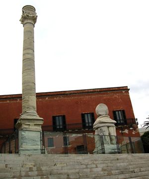 Brindisi: quel che resta delle colonne romane davanti al porto, ala fine della Via Appia.