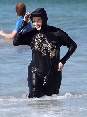 Una donna in "burkini" sulla spiaggia di Cannes.