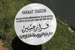 Il cippo dedicato a Faraaz Hussein nel Giardino di Tunisi.