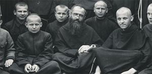 San Massimiliano Kolbe insieme a un gruppo di deportati ad Auschwitz