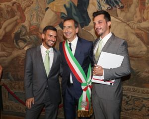 Una unione civile celebrata a Milano dal sindaco Sala. In alto: un'unione civile celebrata a Torino dal sindaco Appendino.