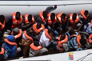 Migranti salvati nel Mediterraneo e trasportati in Sicilia. Foto Ansa. 