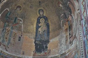 Il mosaico dorato della Madre di Dio nell'abside della chiesa principale del monastero di Gelati