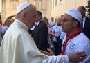 Il Papa offre la pizza a duemila poveri in Vaticano