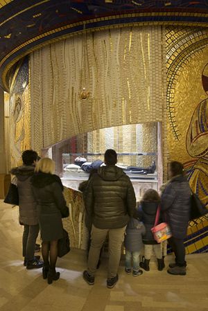 Fedeli in preghiera davanti al Corpo del Santo custodito nel Santuario a lui dedicato a San Giovanni Rotondo (foto Cosmo Laera)