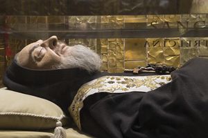 Il corpo di San Pio custodito nella cripta del Santuario a lui dedicato a San Giovanni Rotondo (foto Cosmo Laera)