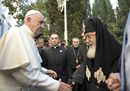 Pope Francis shakes6
