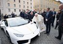 Il Papa mette all'asta la Lamborghini avuta in dono: «Condividere la vita coi poveri»