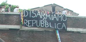 Una manifestazione pacifista, a Roma. In copertina: un'immagine emblematica dell'obiezione di coscienza. Foto: archivio Famiglia Cristiana/(Mauro Vallinotto. 