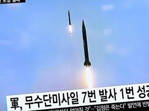 Lancio di mkissili nella pensiola coreana. In alto: missili di lunga gittata cinese sfilano a Pechino. In copertina: una sfilata a Pyongyang, la capitale della Corea del Nord. Tutte le fotografie di questo servizio sono dell'agenzia Reuters. 
