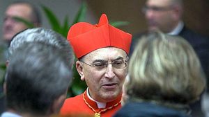 Il cardinale Mario Zenari, nunzio apostolico a Damasco. In copertina: presepe in Siria.