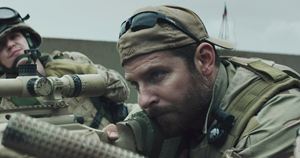 Chris Kyle nel film "American Sniper" interpretato da Bradley Cooper