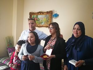 La famiglia musulmana che ha ricevuto la visita del Papa nel quartiere delle Case Bianche. Il padre Abdel Karim, la moglie Hanane e i figli Nada, Jinane e Mahmoud
