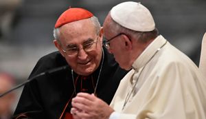 Papa Francesco con il cardinale vicario Agostino Vallini che compirà 76 anni il prossimo 17 aprile