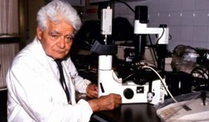 Luigi Di Bella (1912, 2003), la sua terapia alternativa per il trattamento dei tumori, ritenuta inefficace in seguito a una sperimentazione, fu oggetto di grande attenzione da parte dei media tra il 1997 e il 1998.