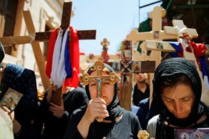 Donne ortodosse pregano durante la Via Crucis  a Gerusalemme. Foto Reuters, 29 aprile 2016.