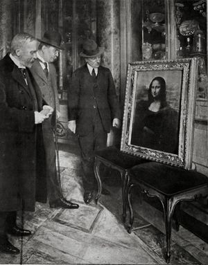 La Gioconda in mostra nella Galleria degli Uffizi di Firenze, anno 1913. Il direttore del Museo Giovanni Poggi (a destra) controlla il dipinto