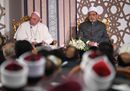 L''incontro con al-Sisi e l'abbraccio con il Grande Imam