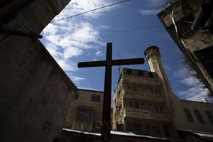 Una Via Crucis a Gerusalemme, lungo la Via Dolorosa. Foto Reuters, 3 aprile 2015