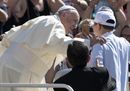 «Finché c'è speranza c'è vita»: il Papa rovescia il proverbio e invita a «non sedersi»