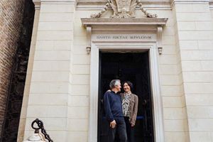 Marco Martinelli ed Ermanna Montanari al sepolcro di Dante. In alto: due scene di "Inferno".