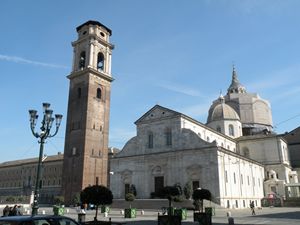 Torino: il Duomo di San Giovanni Battista. Sullo sfondo la Cappella della Sindone.  