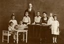 Edmondo Sterza, Famiglia numerosa con libro e album di fotografie, Milano, 1920-25.jpg