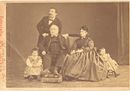 Giacomo Brogi, Famiglia con patriarca con poggiapiedi, Firenze, 1867.jpg