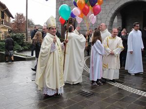 Mons. Mario Delpini durante una celebrazione a Saronno