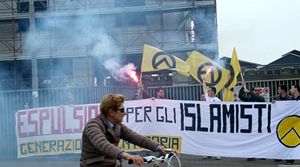 Una manifestazione degli Identitari a Bergamo. In copertina: Mario Borghezio a una convention del gruppo di estrema destra.