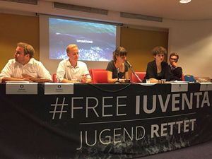 La conferenza stampa di Jugend Rettet per chiedere il dissequestro della nave Iuventa. In copertina: limbarcazione sequestrata, ferma al porto di Trapani.