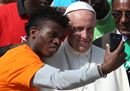 I selfie del Papa con i migranti: «Accogliamoli a braccia aperte»