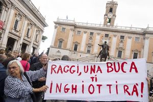 Un momento della manifestazione di sabato 27 ottobre davanti al Campidoglio, a Roma. Queste e tutte le altre foto del servizio sono dell'agenzia Ansa. 