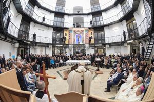 Nella foto Ansa, qui sopra: papa Francesco celebra la Messa in Coena Domini del Giovedì Santo nel carcere di Regina Coeli, il 29 marzo 2018.   
