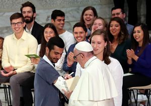 L'autografo del Papa durante l'incontro in Vaticano con i giovani il 6 ottobre (foto Ansa)