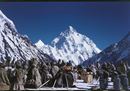Il K2 si erge chiudendo l orizzonte.jpg