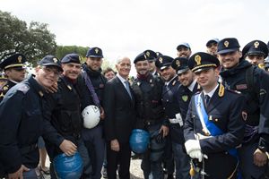 Franco Gabrielli tra giovani agenti durante l'ultima festa della Polizia, il 10 aprile 2018. Foto;: archivio del Viminale