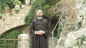 Padre Alberto Joan Pari nei pressi di Ein Karen, in Terra Santa. In alto: monsignor Rodolfo Cetoloni, vescovo di Grosseto, nei luoghi di Elisabetta e di Giovanni Battista. Foto per gentile concessione di Tv2000. 